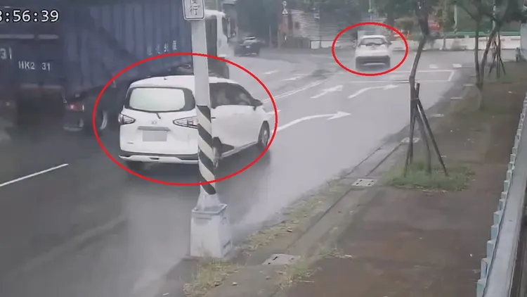 聯結車過彎時連續超越右側2輛轎車，右上紅圈為廖姓母子的休旅車。翻攝記者爆料網