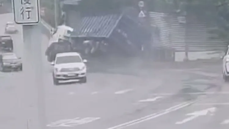 聯結車翻覆，壓垮右側的廖姓母子休旅車。翻攝記者爆料網