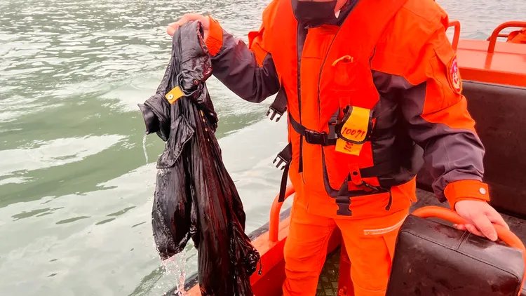 海巡人員找到4人，其中2人無生命跡象。翻攝畫面