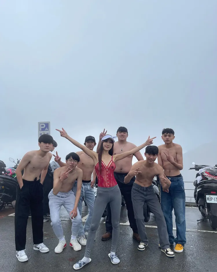 美魔女胡文英追雪遇到一群熱血少年，當場脫掉外套上衣，剩下「情趣馬甲」拚了！翻攝《美魔女胡文英》粉絲頁