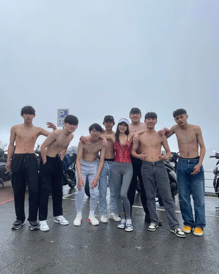 美魔女胡文英追雪遇到一群熱血少年，當場脫掉外套上衣，剩下「情趣馬甲」拚了！翻攝《美魔女胡文英》粉絲頁