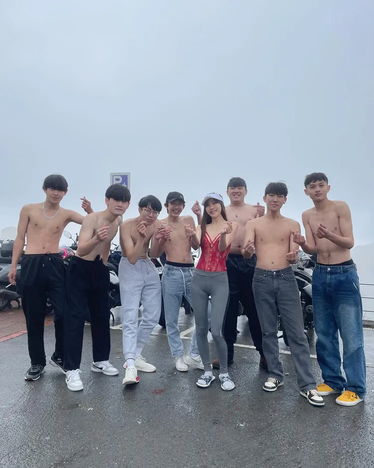 美魔女胡文英追雪遇到一群熱血少年，當場脫掉外套上衣，剩下「情趣馬甲」拚了！翻攝《美魔女胡文英》粉絲頁