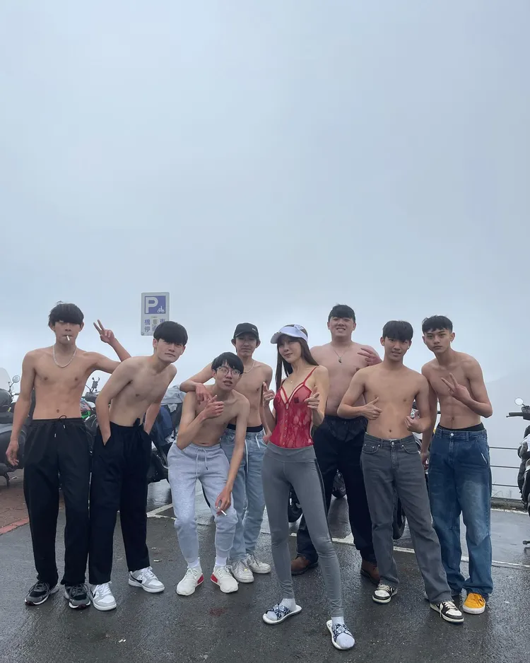 美魔女胡文英追雪遇到一群熱血少年，當場脫掉外套上衣，剩下「情趣馬甲」拚了！翻攝《美魔女胡文英》粉絲頁