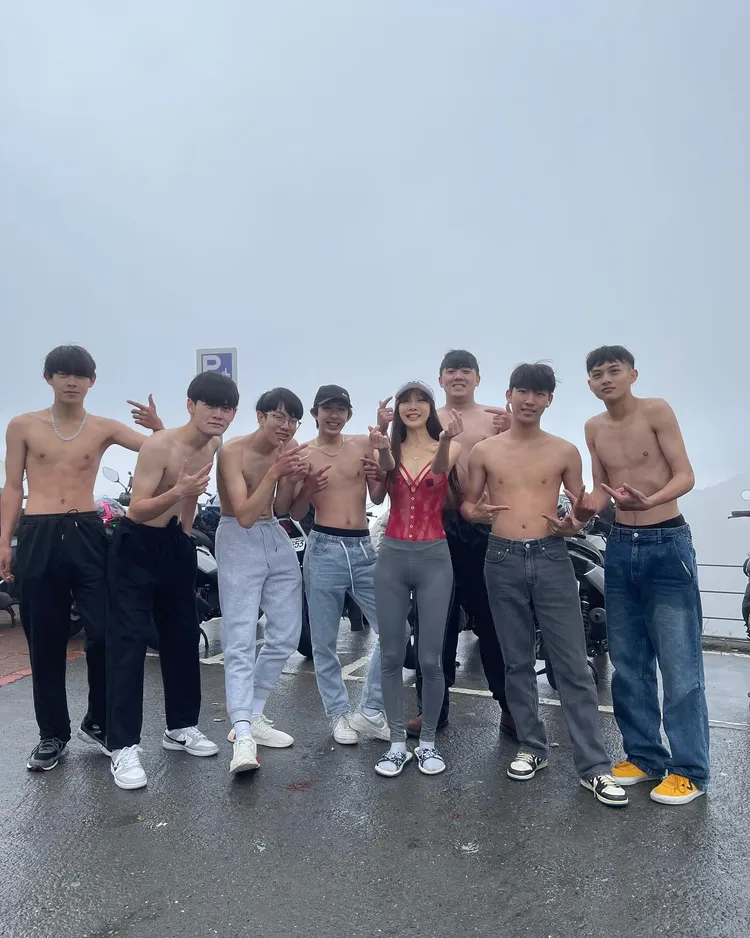 美魔女胡文英追雪遇到一群熱血少年，當場脫掉外套上衣，剩下「情趣馬甲」拚了！翻攝《美魔女胡文英》粉絲頁