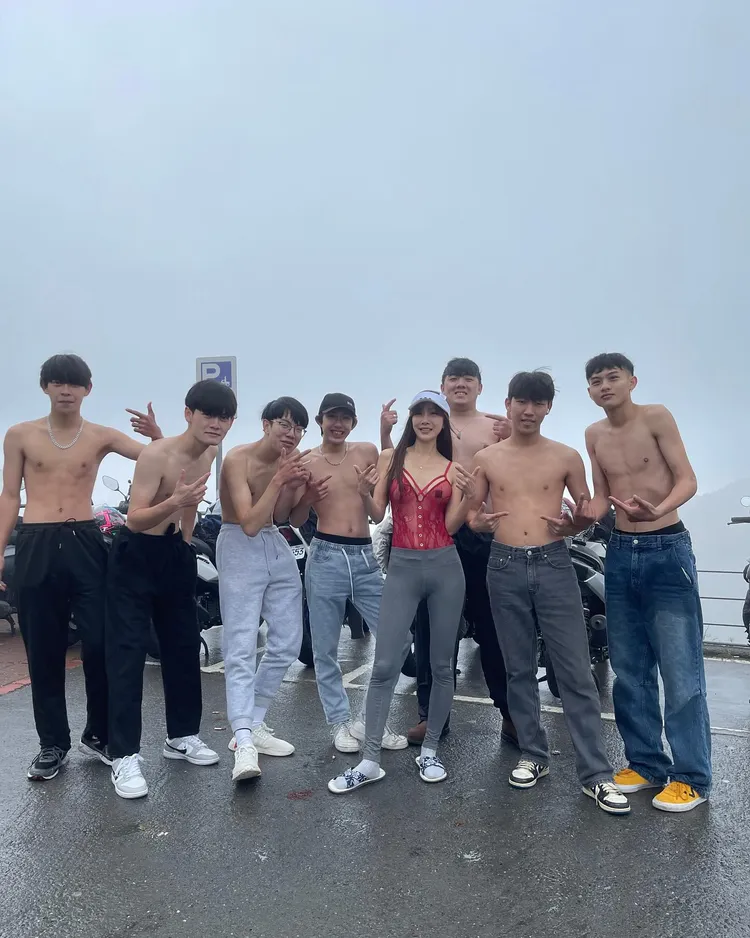 美魔女胡文英追雪遇到一群熱血少年，當場脫掉外套上衣，剩下「情趣馬甲」拚了！翻攝《美魔女胡文英》粉絲頁