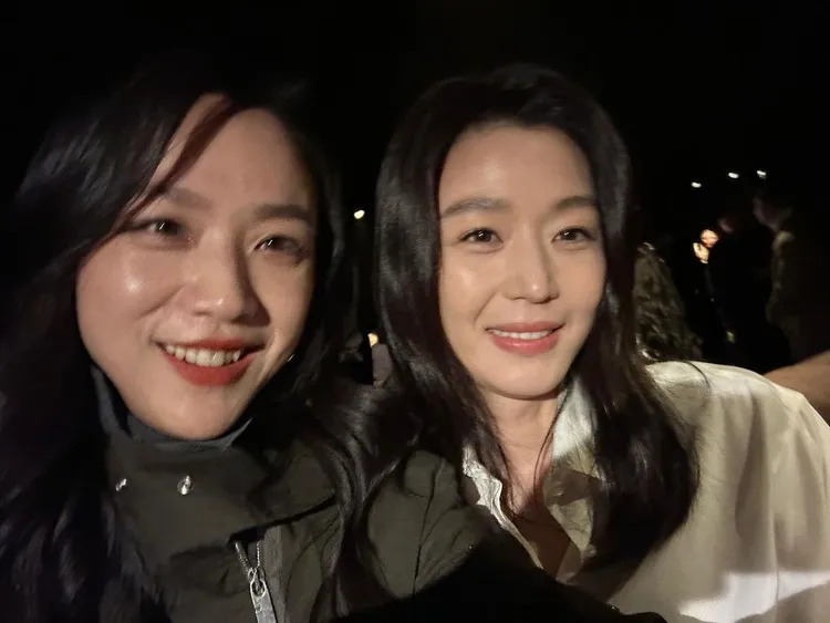 湯唯（左）和全智賢在BURBERRY秀場無濾鏡自拍。翻攝湯唯IG