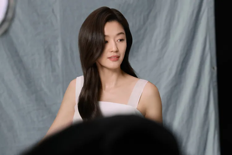 42歲韓國女神全智賢肌膚狀態相當好。品牌提供