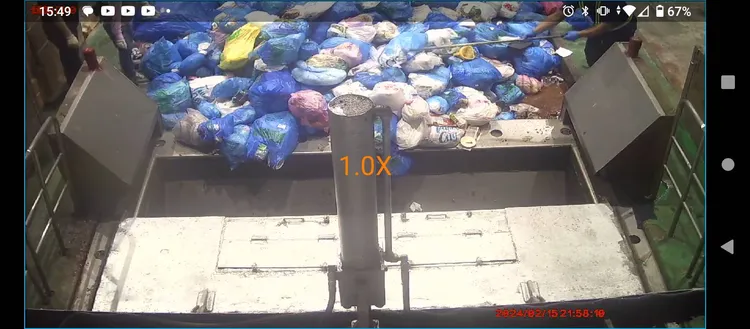 臺北市環保局人員把垃圾傾倒在傾倒口平台，協助民眾尋找鑽石項鍊。環保局提供