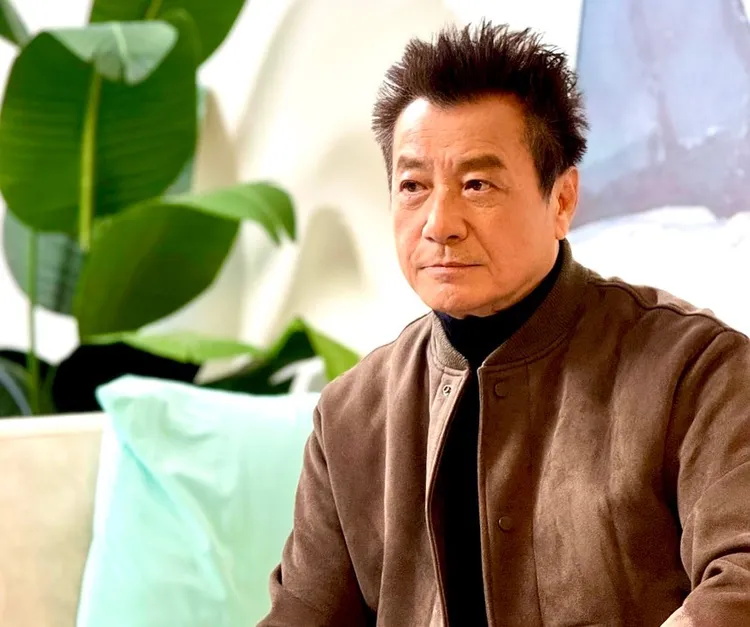 石修認為是常戴耳機與打鼓導致聽力受損。圖／翻攝自石修IG