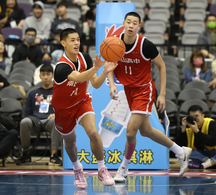 曹祐寧(左)。名衍行銷