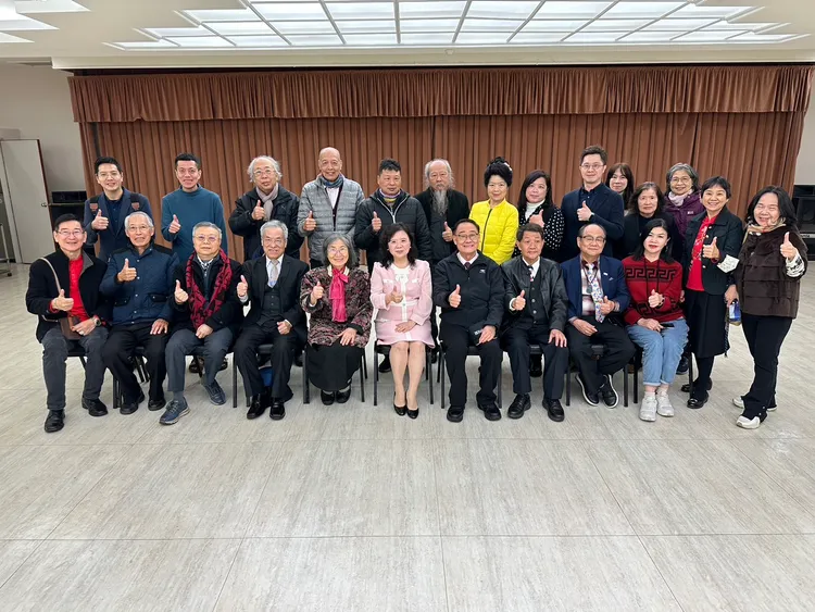 博士藝術家梁慧美「公主的多寶格」個人水墨畫展今天開展，黎明技術學院校長林明芳、台北市前議員李慶元等人現身支持。梁慧美提供