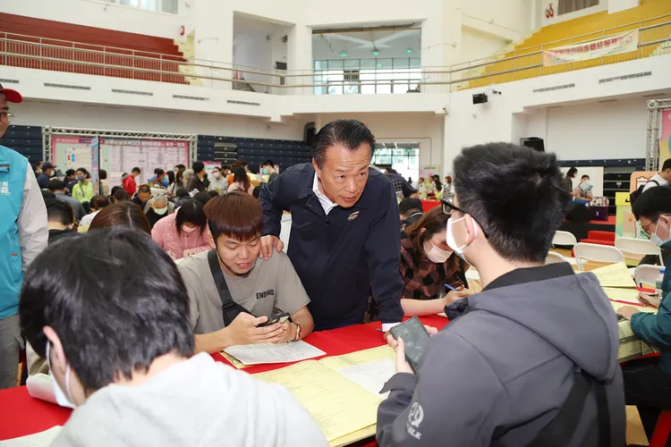 翁章梁關心求職者需求。縣府提供