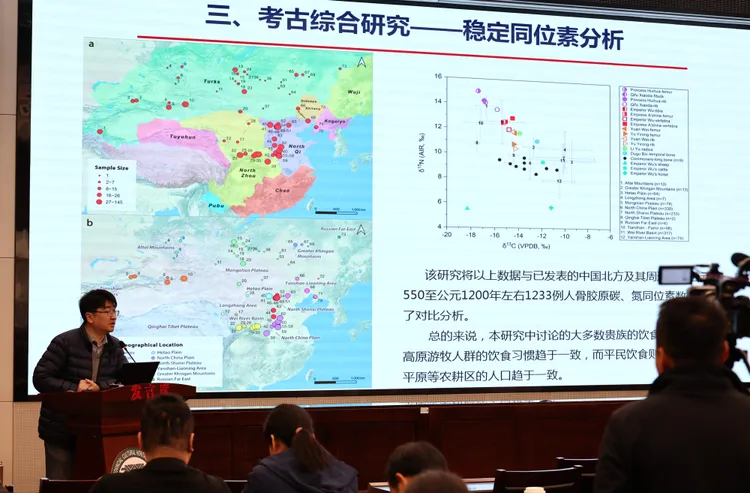 復旦大學科技考古研究院副教授文少卿，28日在記者會上介紹北周武帝宇文邕墓考古研究成果。新華社