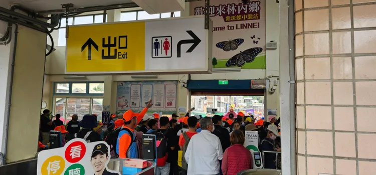 信徒們都虔誠迎接白沙屯媽祖。李肇中提供