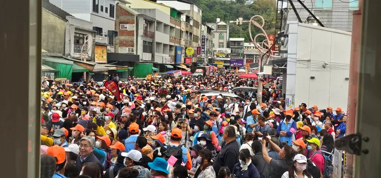 白沙屯媽祖鑾轎進入，也讓林內鄉民與香燈腳湧入車站。李肇中提供