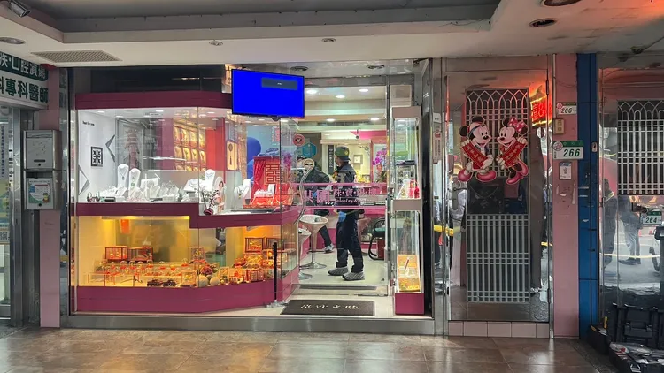 北投一家銀樓昨天下午遭人搶劫。翻攝畫面