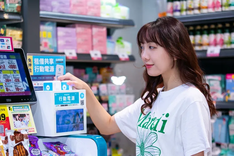 屈臣氏積極採取淨零碳排的具體行動，攜手共享行動電源品牌ChargeSPOT，於全台超過400家門市提供借電服務，透過循環使用響應綠色生活。業者提供