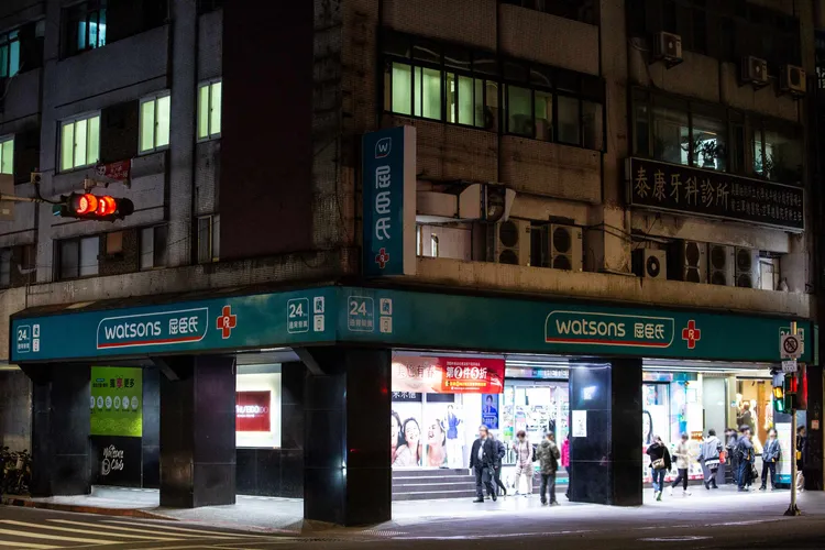 屈臣氏響應「Earth Hour 關燈一小時」活動，3/23當晚8：30至9：30關閉全門市店外招牌燈。。業者提供