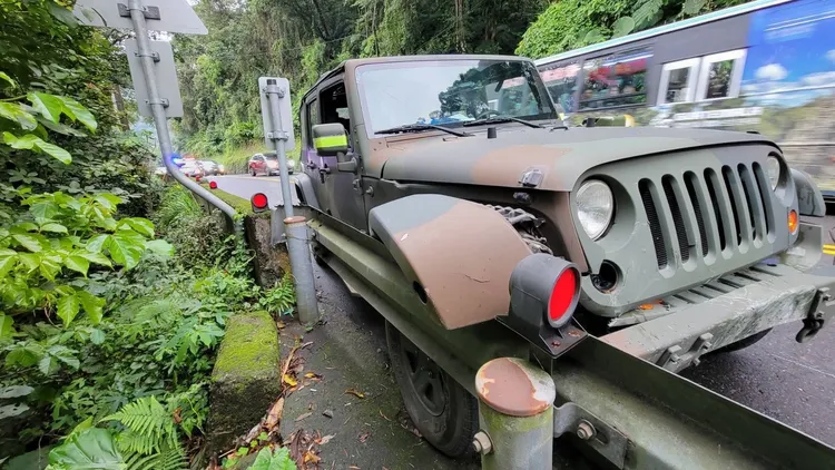 軍車上兩名官兵受傷送醫。翻攝畫面