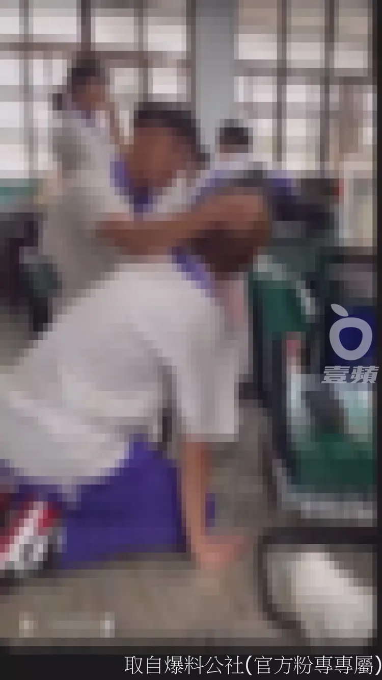 施暴學生猛搧耳光，啪啪作響，行徑囂張。翻攝自臉書「爆料公社(官方粉專專屬)」