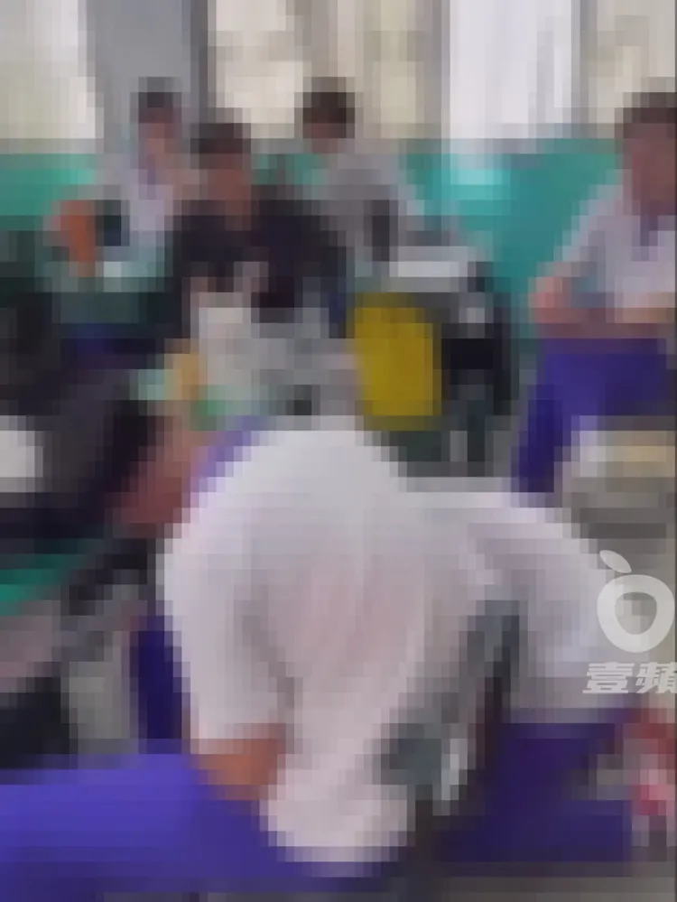 教室其他學生翹腳圍觀。翻攝自臉書「爆料公社(官方粉專專屬)」