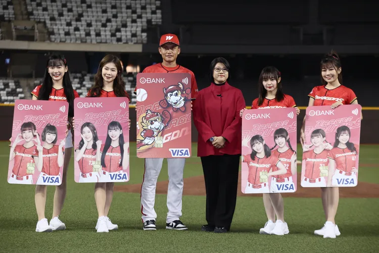 王道銀發行味全龍聯名卡。彭欣偉攝