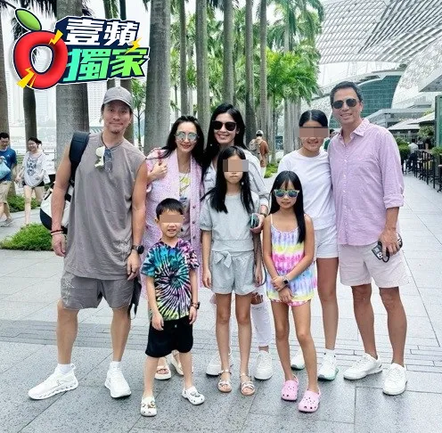 兩家人在新加坡結伴同遊，開心合影。