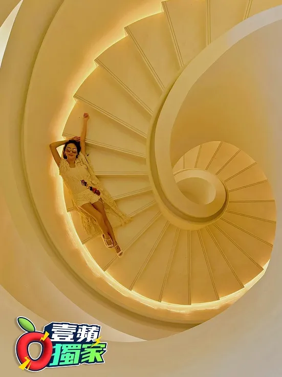 關穎這次雖沒有下榻這間飯店，仍抽空去摩登飯店拍美照。