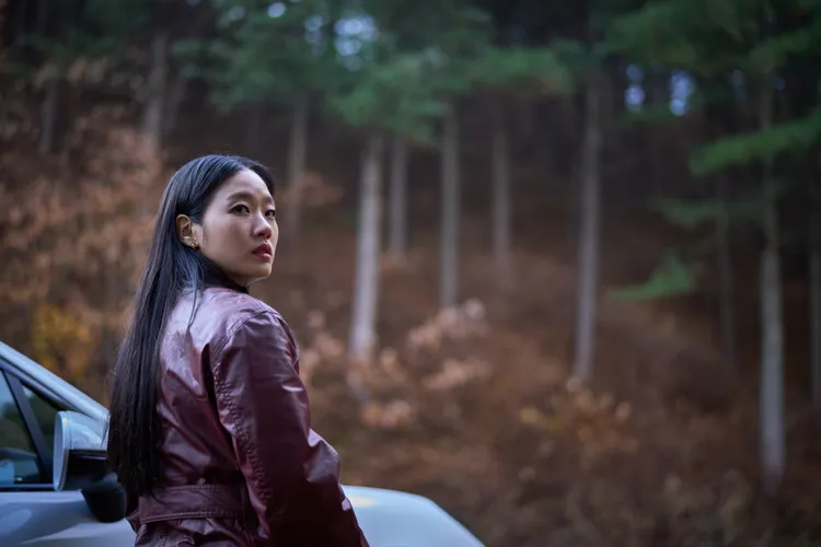 金高銀飾演女巫，片中有令人驚豔的跳大神橋段。車庫娛樂提供