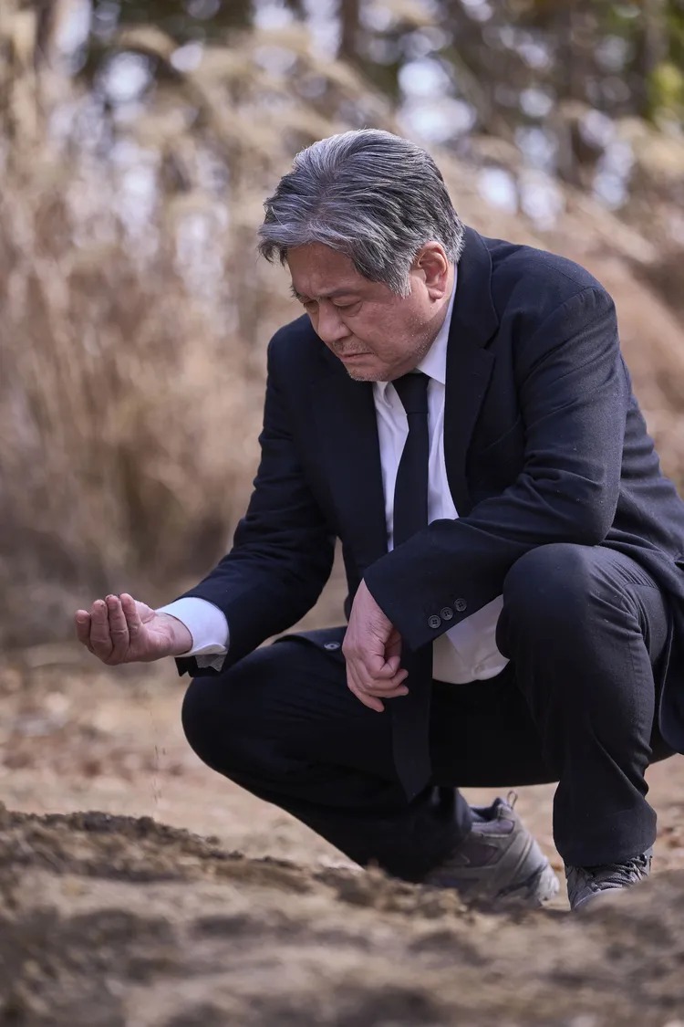 崔岷植跑宣傳時，騙觀眾姜棟元、車銀優到場觀影，難得展現影帝愛開玩笑的一面。車庫娛樂提供