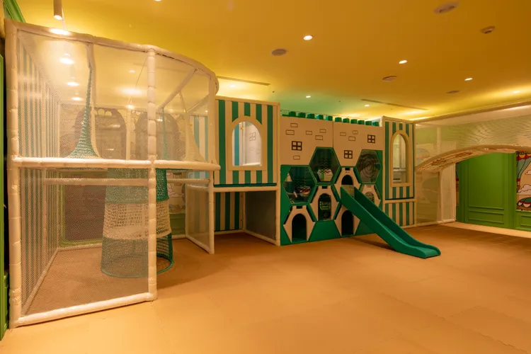 「大人系遊樂園」路徒PLUS行旅內設有球池、遊樂區 帶給兒童旅行中盡興的玩樂體驗。業者提供