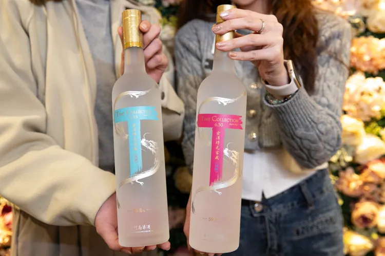 全球獨家「金酒時光窖藏原酒6.50第一批次」（右）與「金酒時光窖藏原酒6.55第一批次」（左）。業者提供