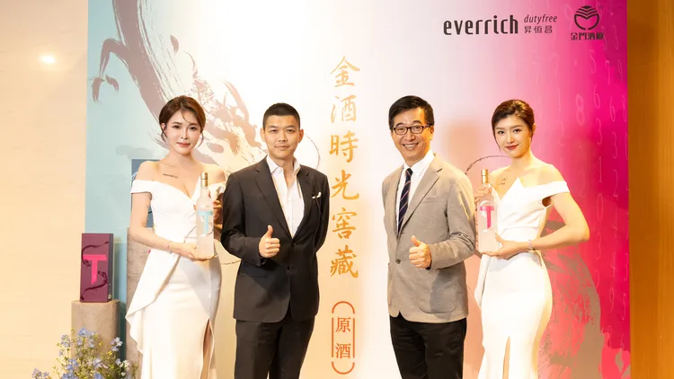 昇恆昌免稅商店首度攜手金門酒廠，強強聯手推出兩款全球獨家的金酒時光窖藏原酒。業者提供