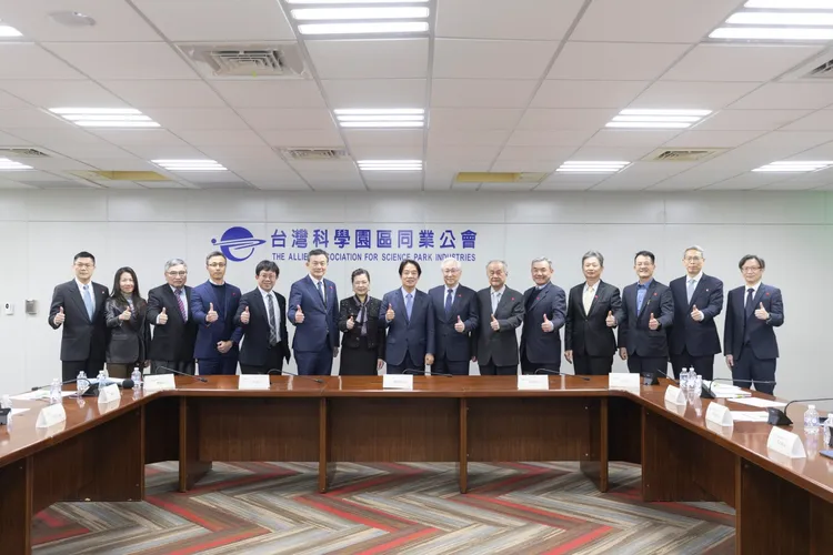 賴清德與半導體產業協會業者交流。府提供