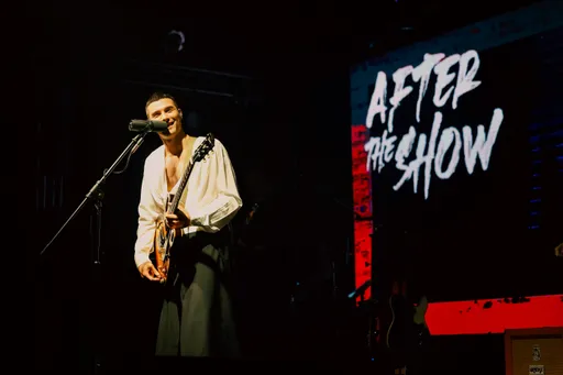 高顏值兄妹首同台!鳳小岳妹妹是這位歌手 愛妻捧蛋糕驚喜現身幫慶生