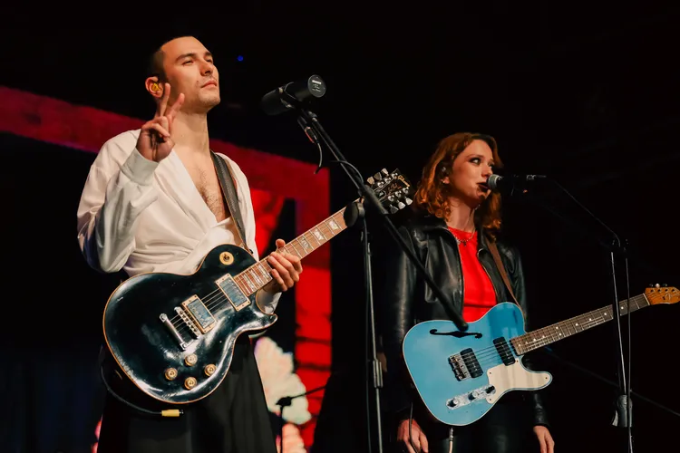 鳳小岳（左）與妹妹首度同台演出。SEEN攝影工作室提供