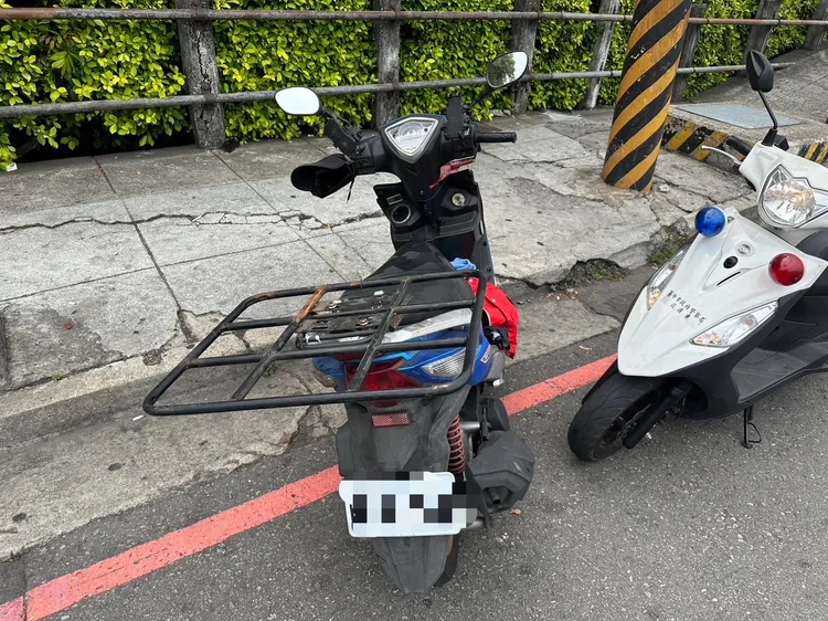 警方循線尋獲外送員機車，但外送箱已遺失。民眾提供