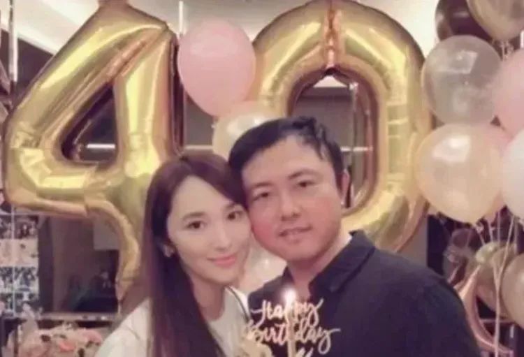 吳佩慈（左）和紀曉波生了4個孩子，是他未婚妻。翻攝網路