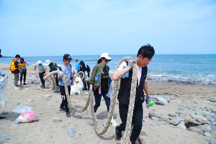 POP Radio號召眾人淨灘。POP Radio提供