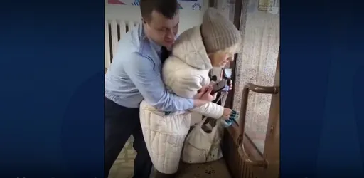 都不要選啦!染劑整罐倒進去...俄人民不爽大選直接表現