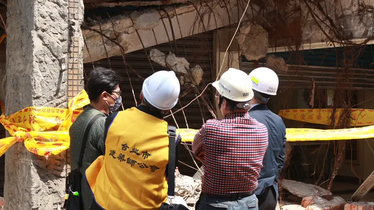 建管處接獲通報後立即派人到場勘查，並請建築師公會派員至現場協助確認結構安全。記者葉家瑋攝
