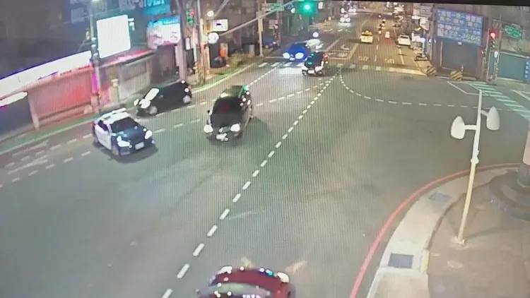 警車路口大迴轉,差點撞上小客車。翻攝畫面