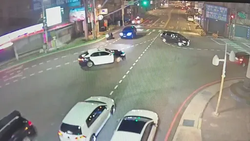 警車為這事路口大迴轉！險撞上小客車　平鎮警：已違規依法告發