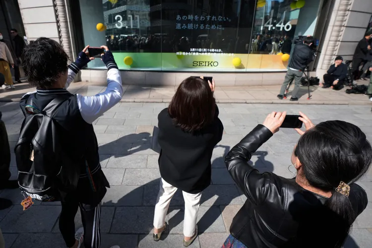 東京銀座鐘塔的櫥窗11日下午2時46分，寫著「不要忘記那個時刻。我們要繼續進步。」美聯社