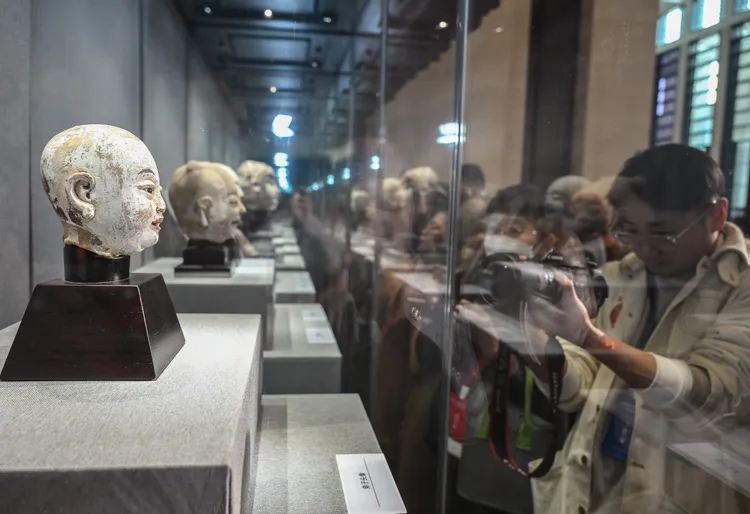 「中華人間佛教聯合總會」捐贈30件宋金明清文物給中國國家文物局。新華社