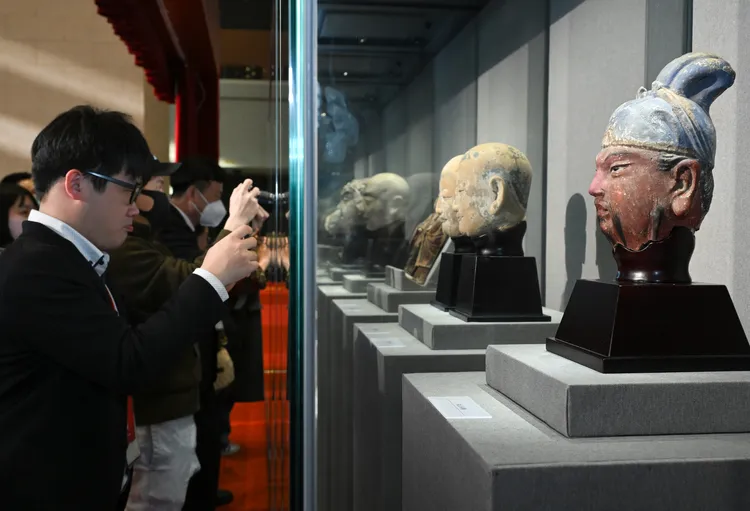 「中華人間佛教聯合總會」捐贈30件宋金明清文物給中國國家文物局。新華社