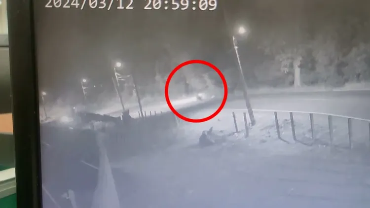 謝男、許女3月12日21時許騎摩托車於案發處停留。翻攝畫面