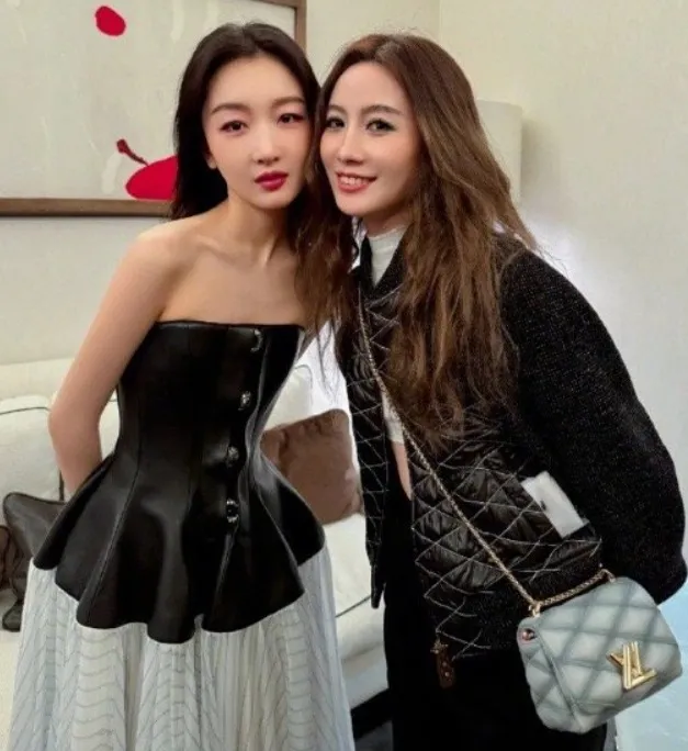 有網友秀與周冬臉貼臉照，幫她平反。翻攝皮皮王微博