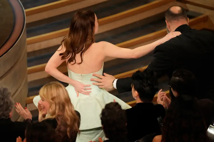 艾瑪史東禮服爆開。美聯社