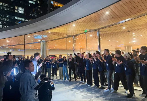 蘋果亞洲最大旗艦店上海開幕　執行長庫克親臨現場數千果粉包圍